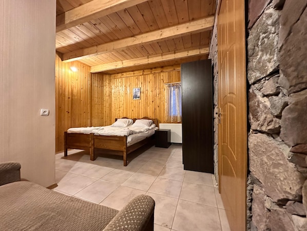 Chambre de base double ou avec lits jumeaux, vue sur la montagne | Accès au Wi-Fi (inclus)