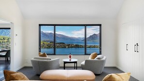 TV connectée, espaces bureaux, écrans d'ordinateur, imprimantes