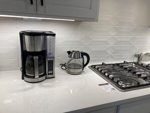 Réfrigérateur, four à micro-ondes, un four, surface de cuisson