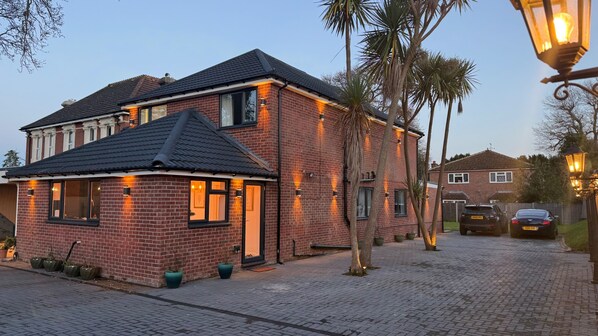 Villa | Exterior - Luxury Waterlooville Villa With 7 Bedrooms (Waterlooville)