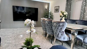 Unclassified image, 2 of 48, button - Luxury Waterlooville Villa With 7 Bedrooms (Waterlooville)