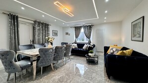 Unclassified image, 4 of 48, button - Luxury Waterlooville Villa With 7 Bedrooms (Waterlooville)
