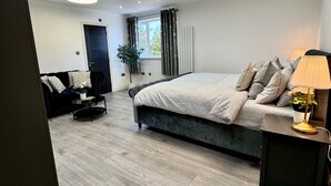 Unclassified image, 5 of 48, button - Luxury Waterlooville Villa With 7 Bedrooms (Waterlooville)