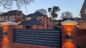 Villa | Exterior - Luxury Waterlooville Villa With 7 Bedrooms (Waterlooville)