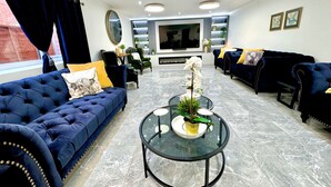 Unclassified image, 3 of 48, button - Luxury Waterlooville Villa With 7 Bedrooms (Waterlooville)