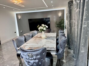 Villa | Dining