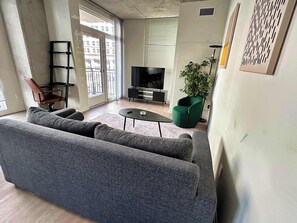 TV - 4BR/3BA Combined apartments with city views (Cleveland)