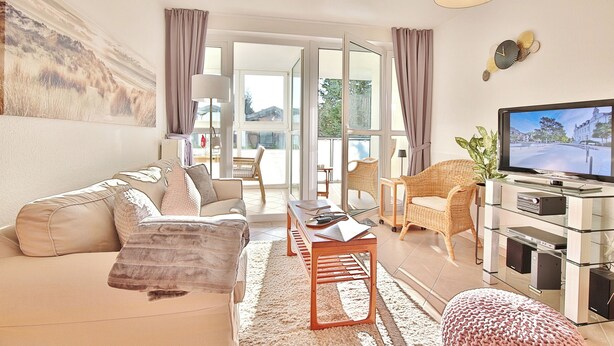 Ein modernes Wohnzimmer mit Sofa, Couchtisch und TV-Möbel.