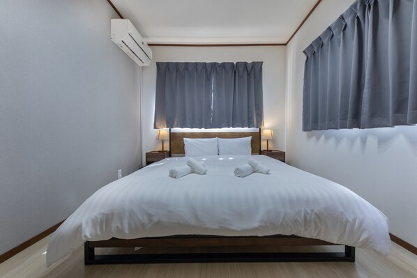 2 habitaciones, cortinas blackout y tabla de planchar con plancha 