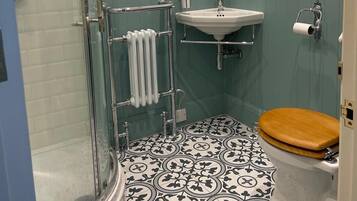 Deluxe tweepersoonskamer, niet-roken | Badkamer | Een bad/douchecombinatie, gratis toiletartikelen, handdoeken, zeep