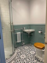 Habitación Deluxe doble, no fumadores | Baño | Ducha y bañera combinadas y artículos de higiene personal gratuitos