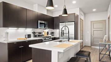 Refrigerador, microondas, horno y parrilla de estufa