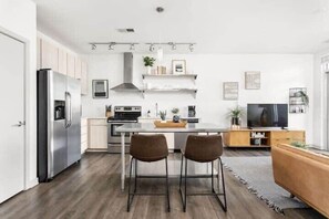 Geladeira, micro-ondas, fogão, cooktop