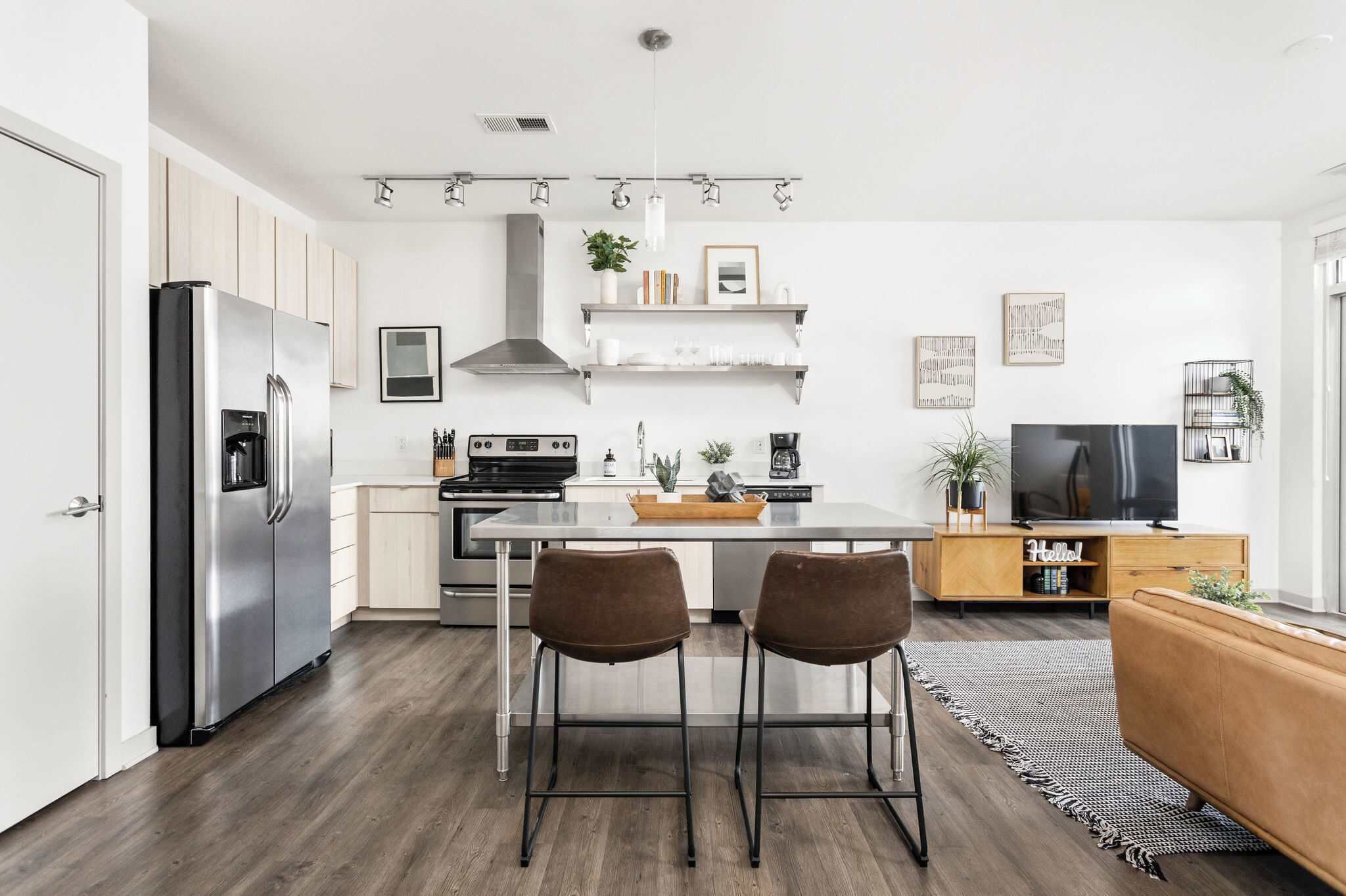 冷蔵庫、電子レンジ、オーブン、コンロ