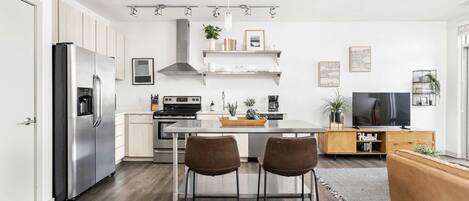 Kjøleskap, mikrobølgeovn, ovn og kokeplater