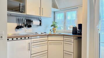 Kühlschrank, Herdplatte, Wasserkocher mit Kaffee-/Teezubehör, Toaster