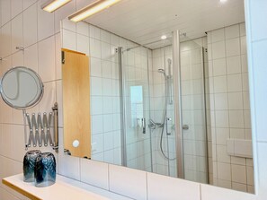 Een haardroger, handdoeken