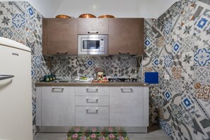 Fridge, coffee/tea maker