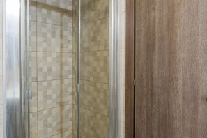 Dusche, Haartrockner, Bidet, Handtücher