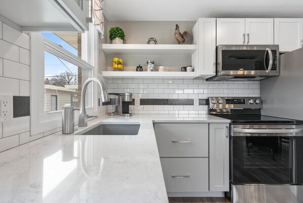 Een koelkast, een microgolfoven, een oven, een kookplaat