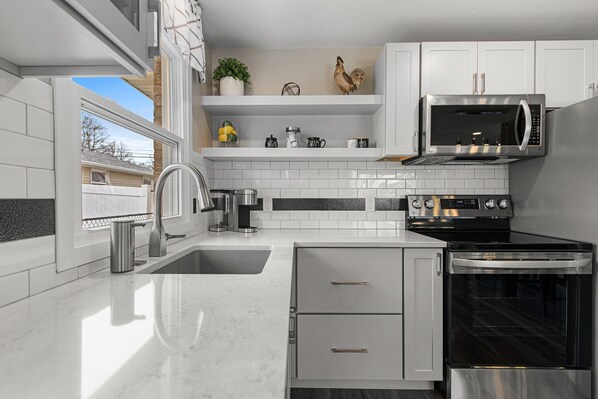 Refrigerador, microondas, horno y parrilla de estufa