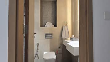 Buồng tắm vòi sen, khăn tắm, xà phòng, dầu gội