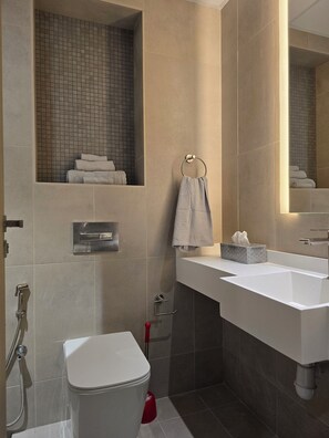 Shower, towels, soap, shampoo - Oshare Modern Living (Dubai)