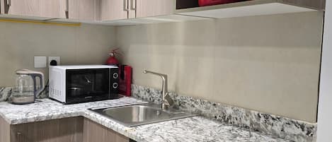 Suite monolocale Deluxe, balcone, vista città | Cucina privata | Frigorifero, microonde