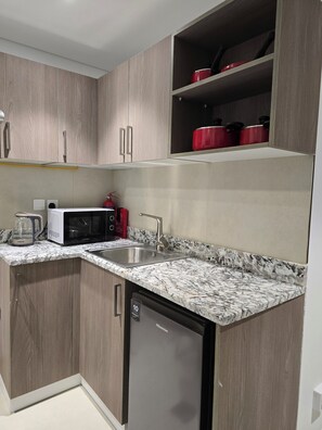 Deluxe Studio Suite, Balcony, City View | Private kitchen | Fridge, microwave - Oshare Modern Living (Dubai)