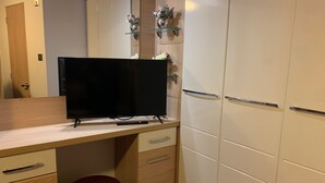 Cabin | Interior - Stunning 2 bed Lodge in Towyn Free Wi-fi, Parking (Abergele)