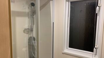Cabin | Bathroom | Combined shower/bathtub, deep-soaking bathtub, hair dryer, towels