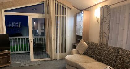 Stunning 2 bed Lodge in Towyn Free Wi-fi, Parking