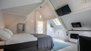 A bedroom with a bed, a desk, a chair, a TV, and a window. - Studio in Kamperland With Terrace (Kamperland)