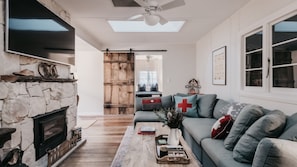TV connectée, cheminée, livres