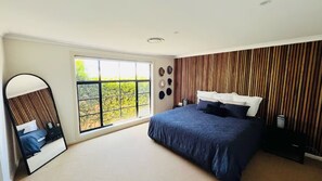 5 soverom, skrivebord, strykejern/-brett og reiseseng for barn