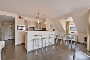 Dining - ICARUS 0502 + P-2/35 (Nieuwpoort)