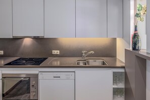 Geladeira, micro-ondas, fogão, cooktop