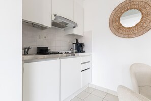 Fridge, stovetop, coffee/tea maker, electric kettle - 1 bedroom accommodation in NIEUWPOORT (NIEUWPOORT)