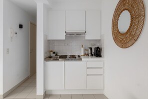 Geladeira, micro-ondas, cooktop, cafeteira/chaleira