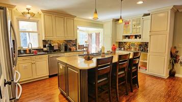 Refrigerador, microondas, horno y lavavajillas