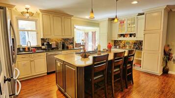 Réfrigérateur, four à micro-ondes, un four, lave-vaisselle