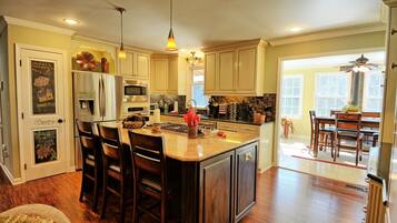 Refrigerador, microondas, horno y lavavajillas