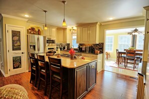 Réfrigérateur, micro-ondes, four, lave-vaisselle