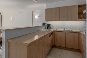 Kühlschrank, Ofen, Herdplatte, Wasserkocher mit Kaffee-/Teezubehör