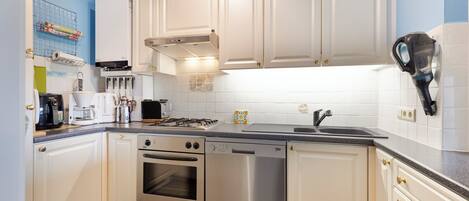 Fridge, oven, stovetop, coffee/tea maker