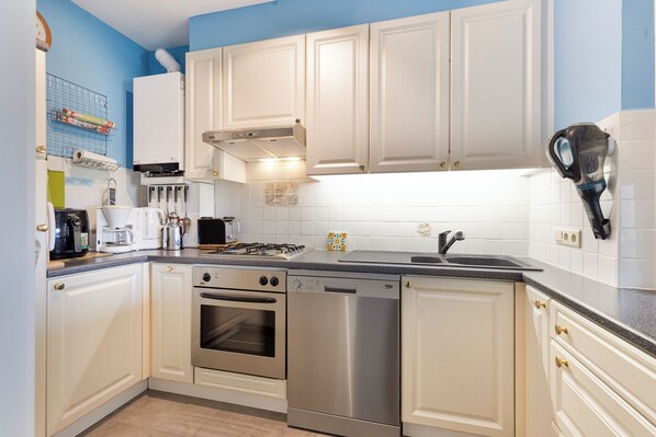 Réfrigérateur, four, plaque de cuisson, cafetière/bouilloire