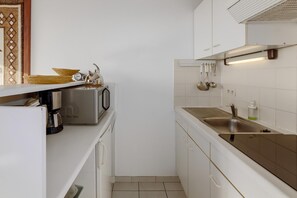 Kühlschrank, Mikrowelle, Herdplatte, Wasserkocher mit Kaffee-/Teezubehör