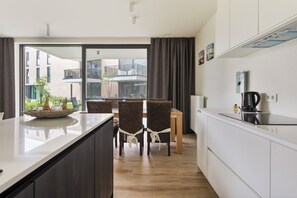 Fridge, oven, stovetop, coffee/tea maker