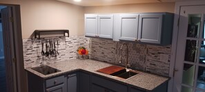 Refrigerador, microondas, placa de cocina, cafetera/tetera