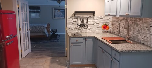 Charming 1-bedroom Cottage Apt--Swim & Spa in Central Flroida, 725 sq ft